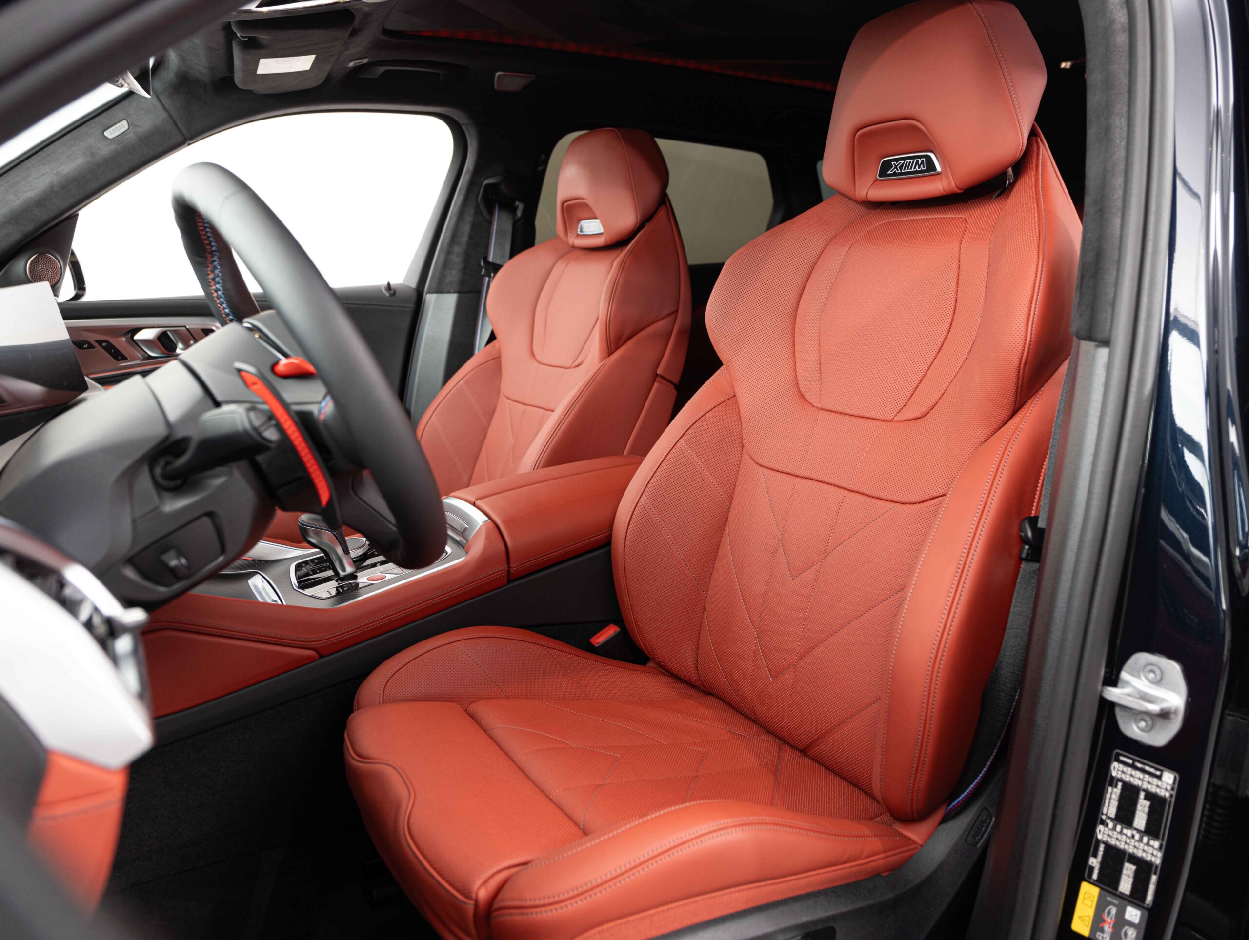 BMW XM | V8 biturbo hybrid 650 koní | skladem | české předváděcí auto | černá Carbon | bronzový paket | červená kůže | maximální výbava | VIP super cena | nákup online na AUTOiBUY.com